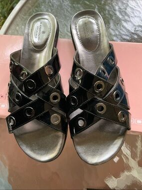 Bandolino B Flexible  Women’s Black Sandals Studded Strap Design  Size 9.5 M NEW
